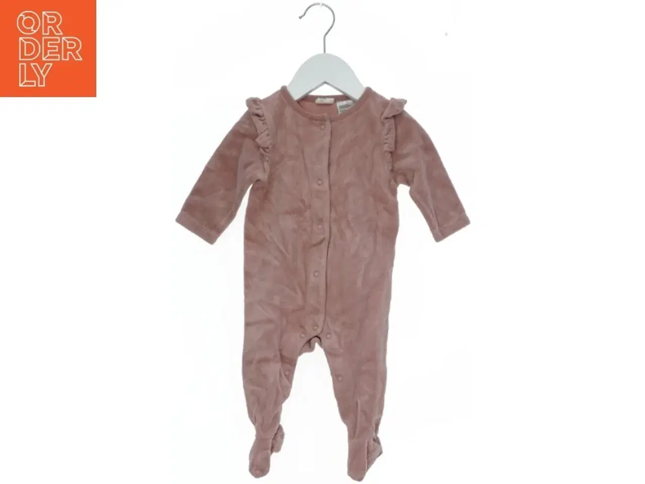 Billede 1 - Blød sparkedragt med flæsedetaljer fra H&M (str. 62)