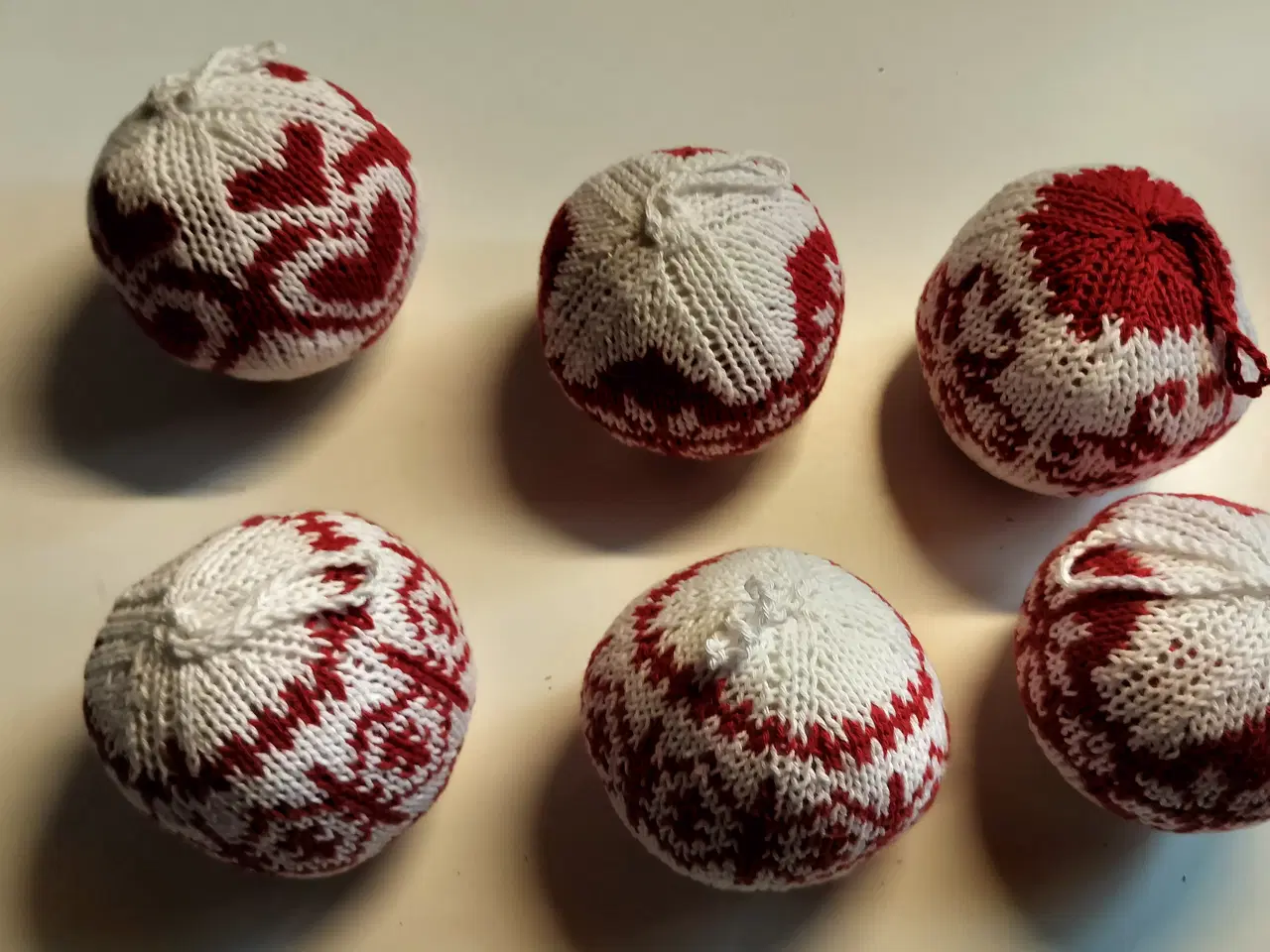Billede 3 - 6 stk strikkede julekugler.