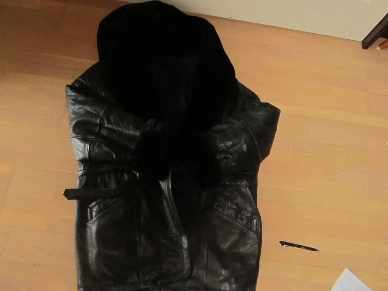 Billede 1 - Meget lækker skindjakke med forer og hætte