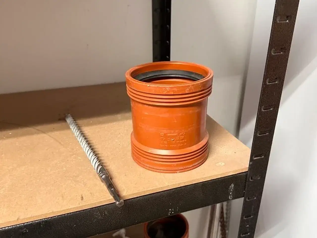 Billede 22 - Indhold på reoler af diverse håndværktøj, sikkerhedsdragter mv.