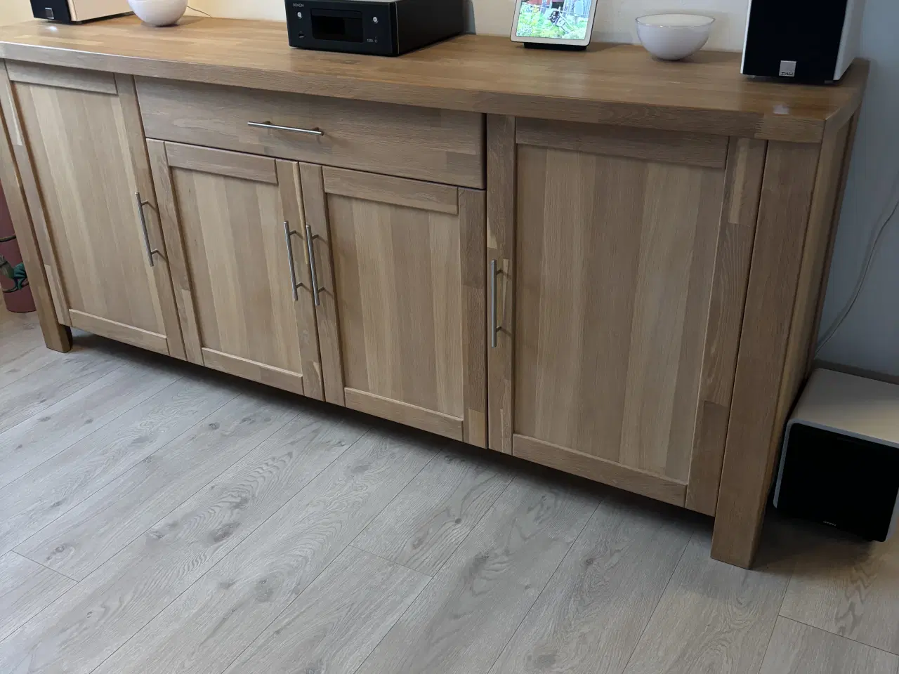 Billede 1 - Manhatten skænk i massiv hvidolieret eg.