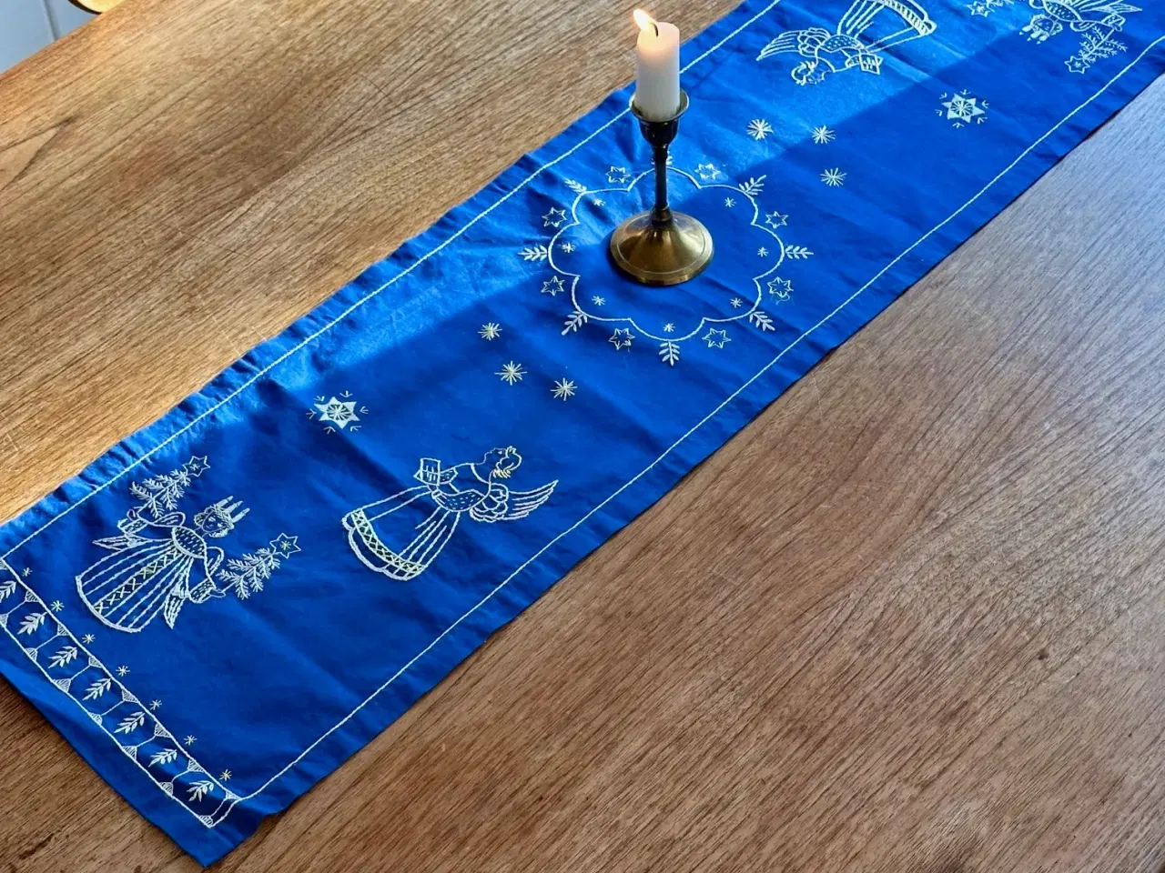 Billede 1 - Håndbroderet bordløber, blå m engle, 93 x 25 cm