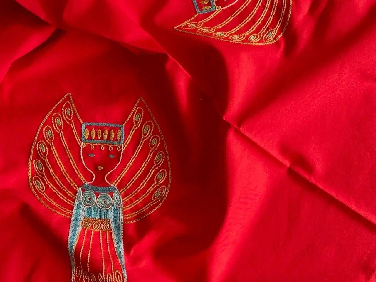 Billede 1 - Rød juledug m engle, 85 x 85 cm