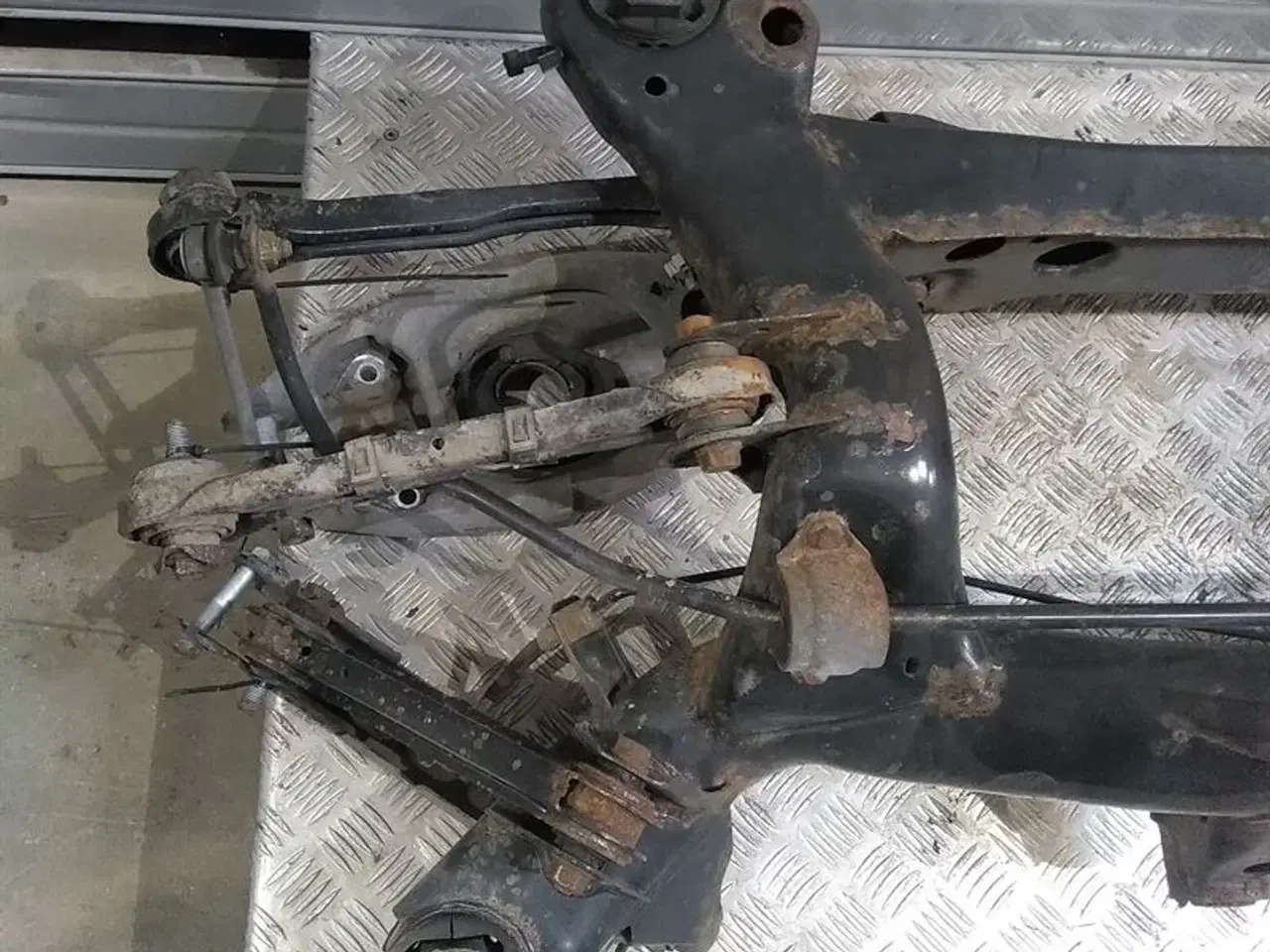 Billede 6 - Bagbro Original BMW med arme og bolte. 33316783714 (HAR OVERFLADERUST ER IKKE GENNEMTÆRET) K25930 BMW E87 E90 E91 E92 E93 E81 E82 E87LCI E88 E90LCI E