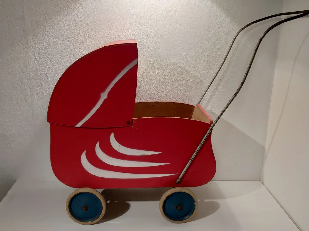 Billede 1 - Fin gammel dukkevogn. Ca 1950