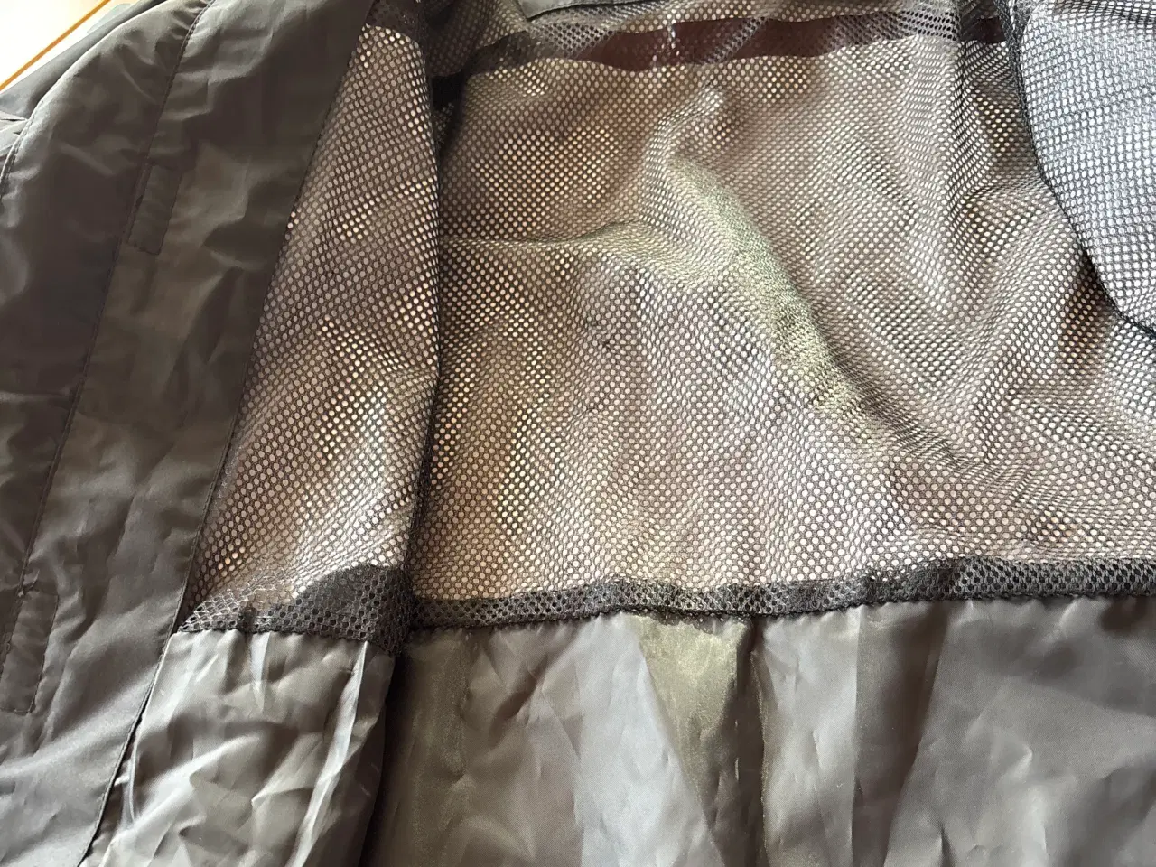 Billede 2 - Regnjakke med for og hætte. 