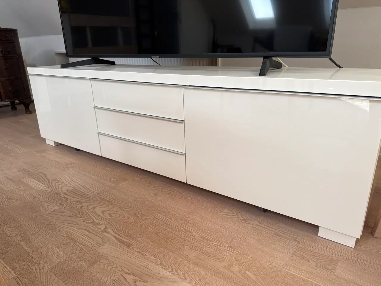 Billede 1 - Tv-bord med skuffer