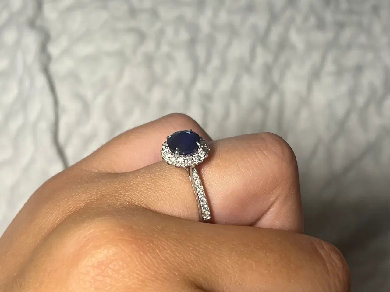 Billede 4 - 18K hvidgulsring med naturlig safir og diamanter