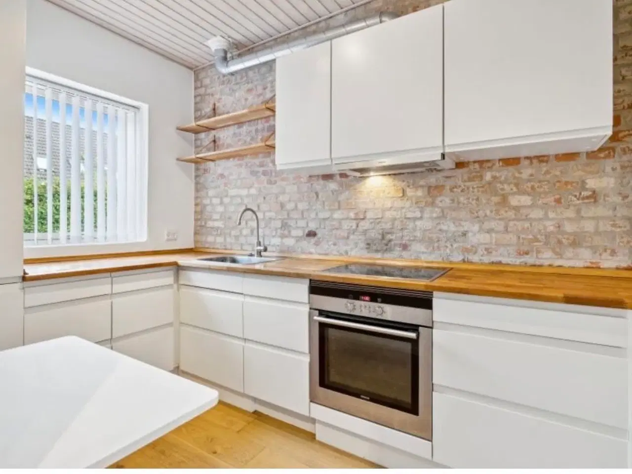 Billede 1 - Flyt direkte ind! Totalistandsat rækkehus i