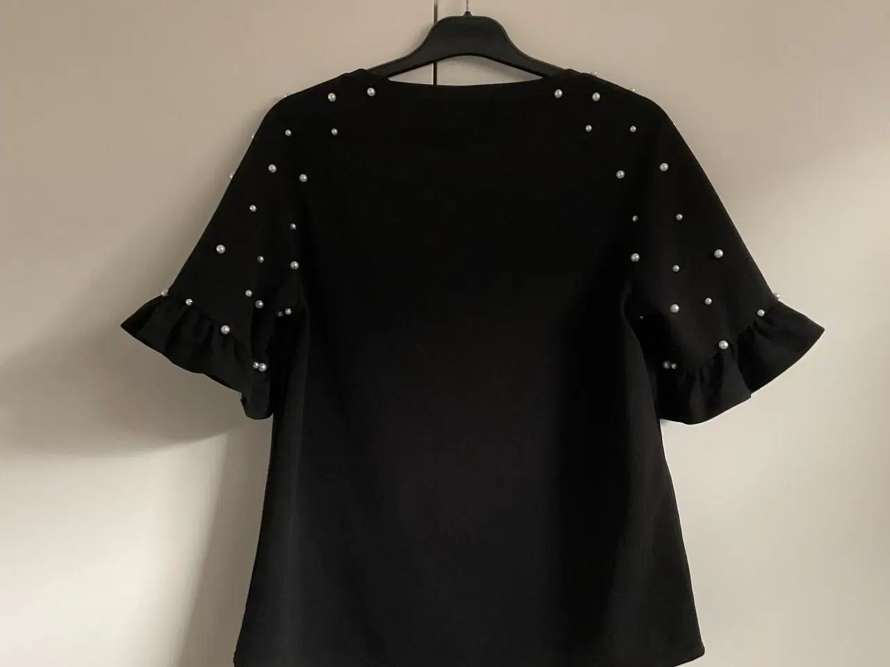 Billede 2 - Super fin Franca bluse med perler og lille ærme, 