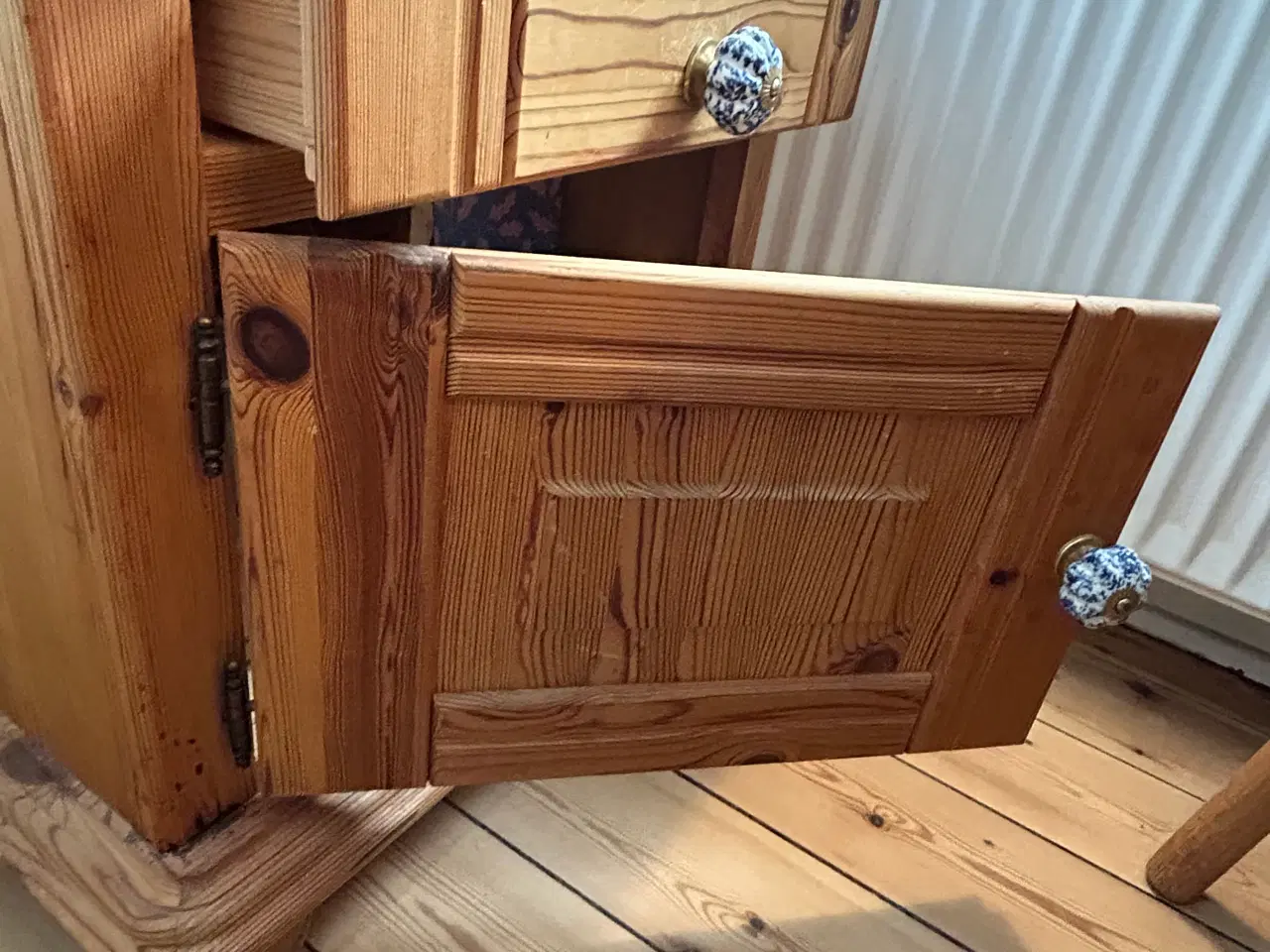 Billede 1 - Lille skab i fyrretræ