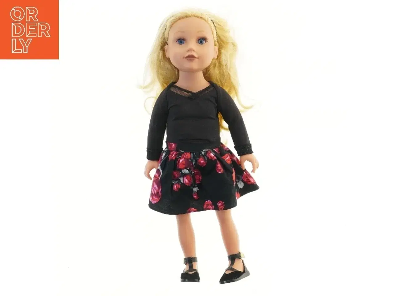 Billede 1 - Dukke med sort bluse og blomster nederdel (str. 50 cm)