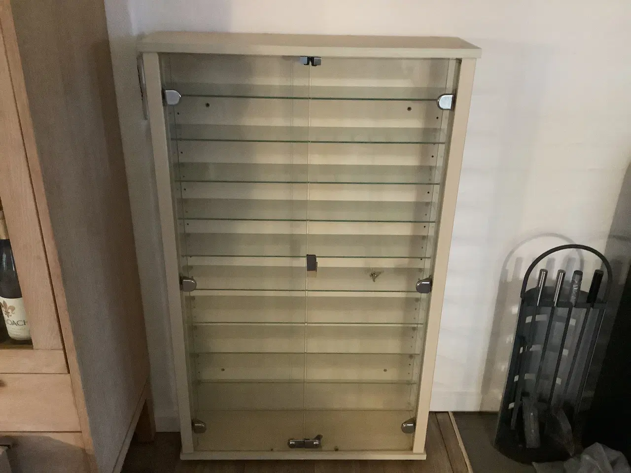 Billede 1 - Lille vitrine skab med glas hylder og låger