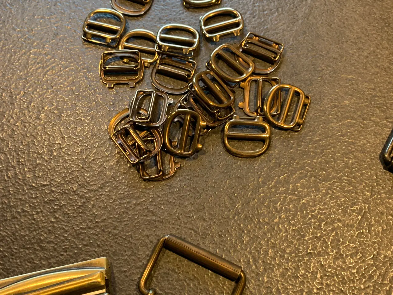 Billede 4 - 64 stk spænder - Samlet pris - NYE