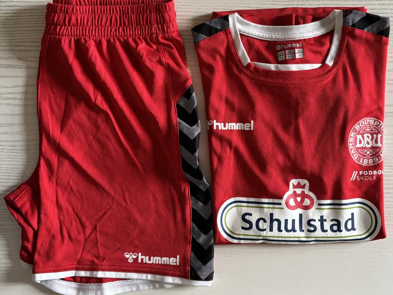 Billede 1 - Sportstøj, Bluse og shorts,HUMMELBeecool, str. 164