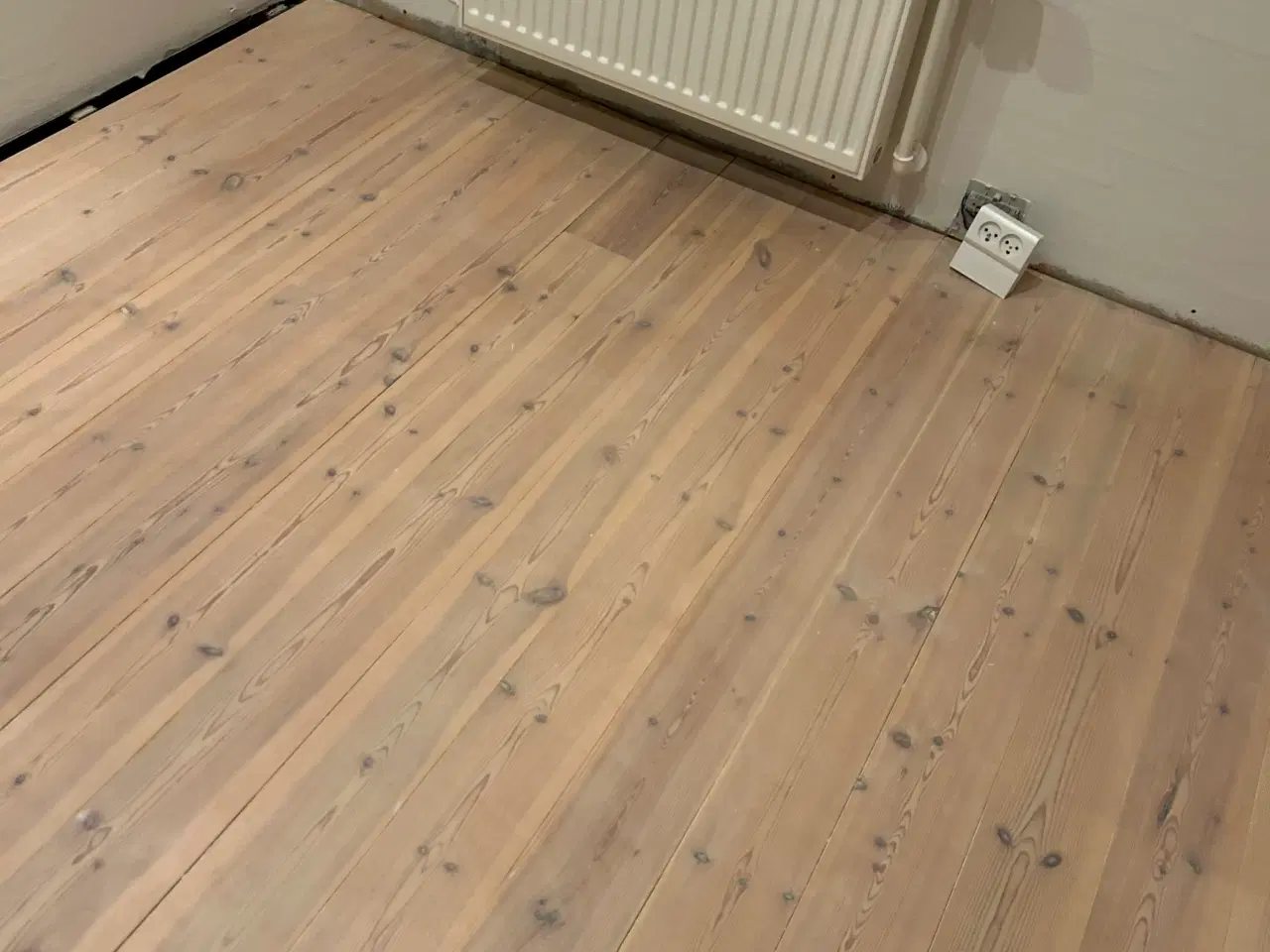 Billede 3 - Fyrretræsgulv