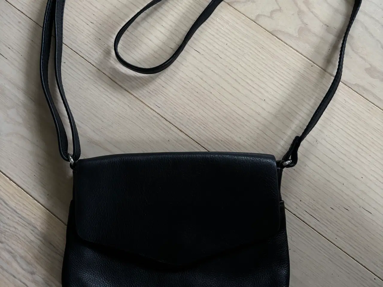 Billede 1 - Flot lækker Markberg taske crossbody i okselæder.