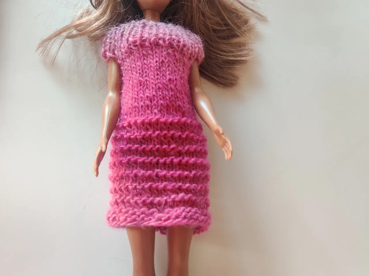 Billede 5 - Hjemmestrikkede Barbie kjoler. Flere farver