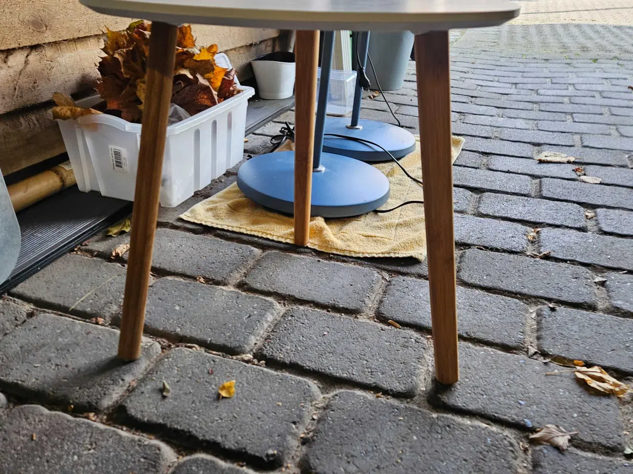 Billede 3 - Små borde, fine som sengebord.