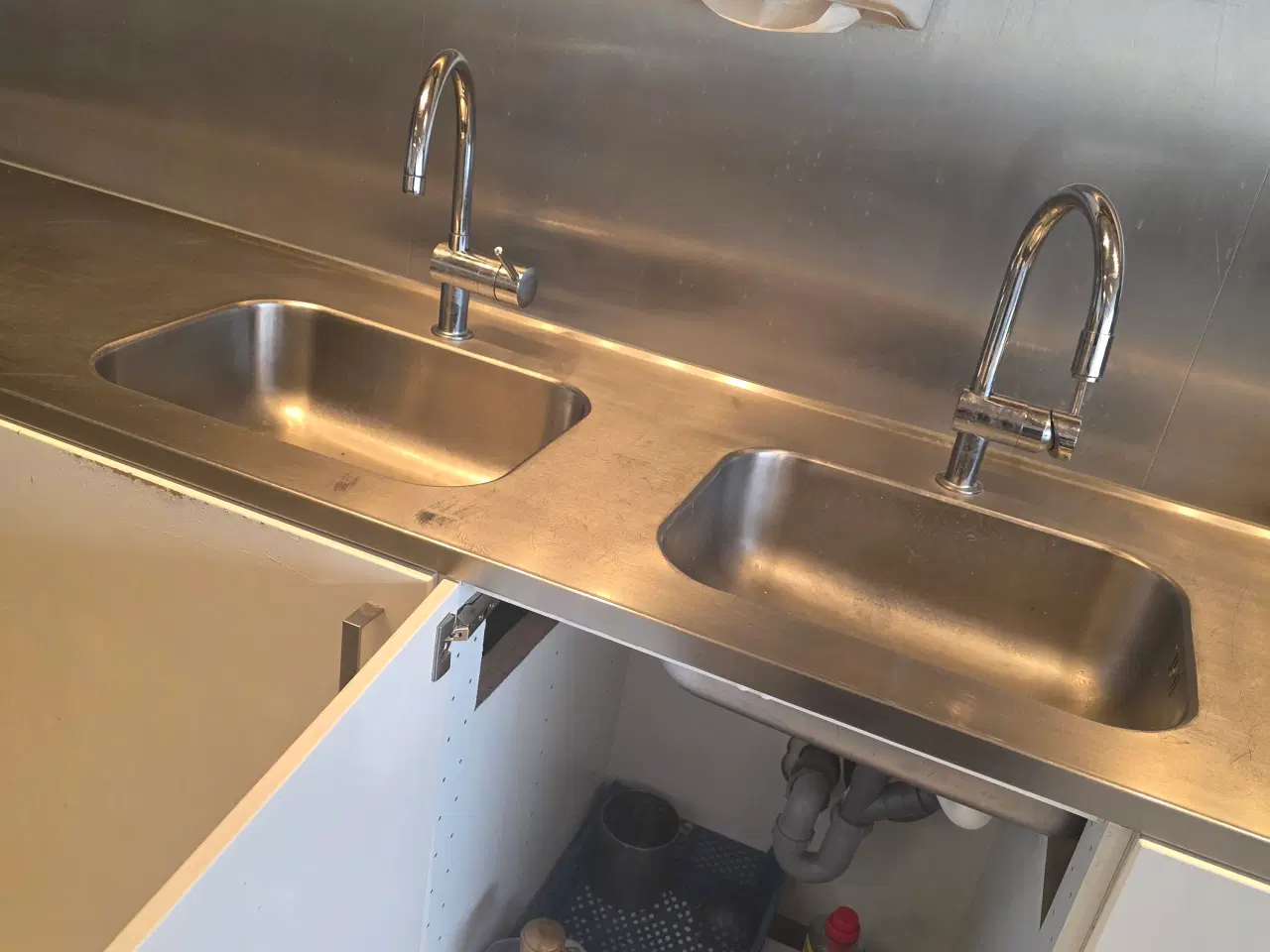 Billede 2 - Alubordplade med vask og skabe