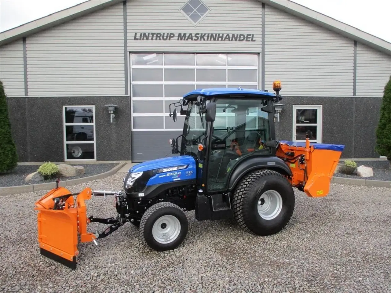 Billede 1 - Solis 26 HST Snow Edition med frontlift, front PTO, Vario SHL150 sneplov og SSP140 saltudlægger