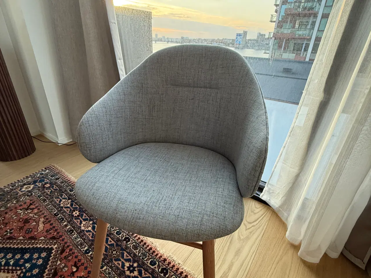 Billede 5 - Spisebord i eg med 6 stoler