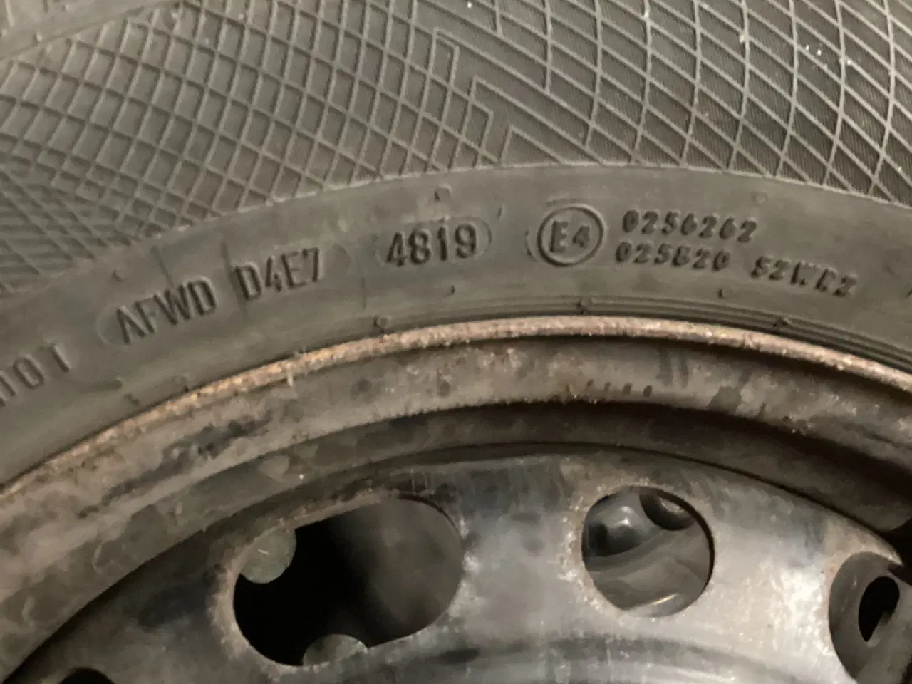 Billede 2 - Meget fine vinterdæk 205/60 R16”
