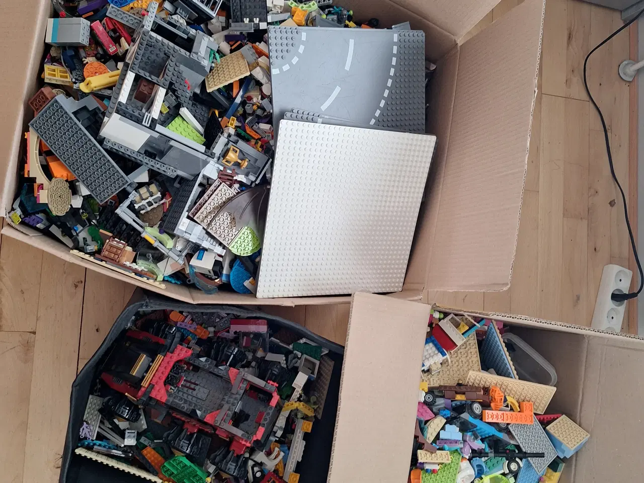 Billede 1 - 26 kg Lego til drenge og piger.