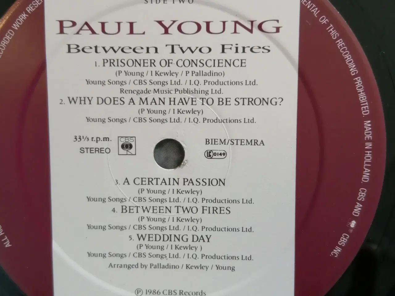 Billede 6 - Paul Young: Between Two Fires