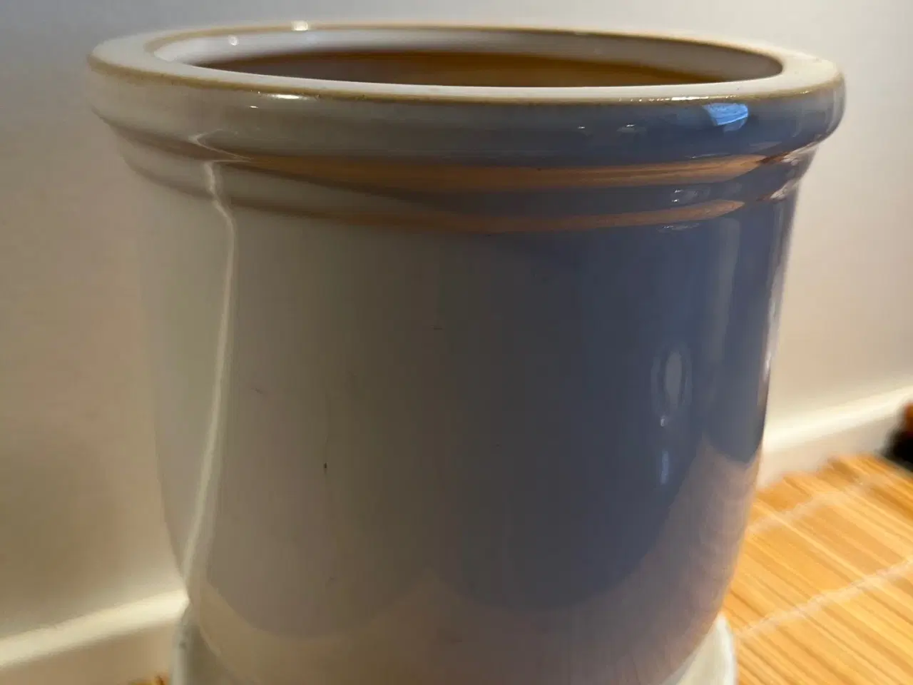 Billede 2 - Keramisk urtepotte med kronedekoration i relief