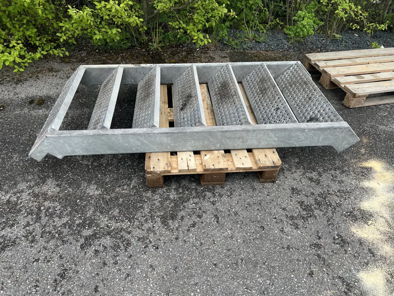 Billede 1 - Galvaniseret ståltrappe med gittertrin