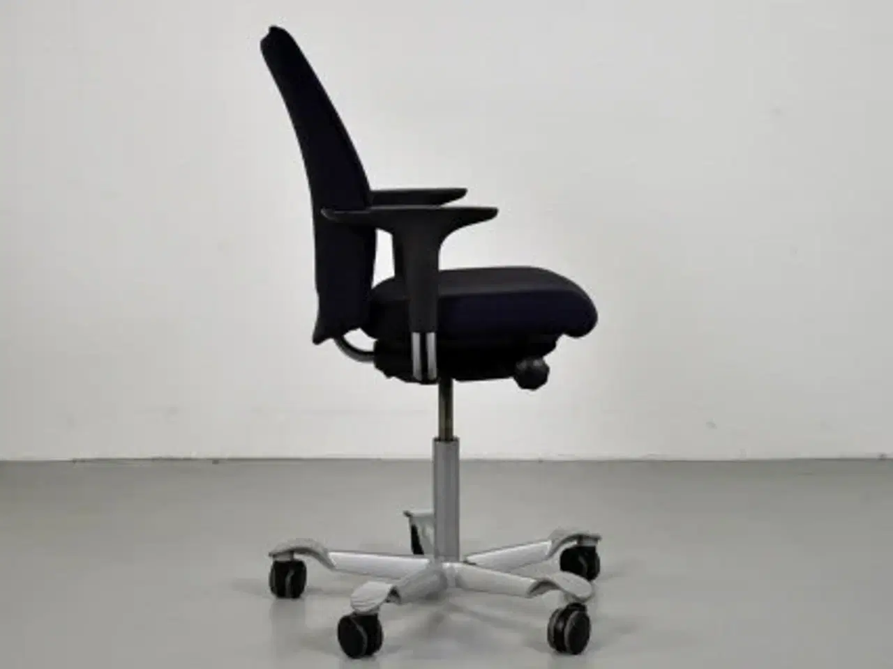 Billede 2 - Häg h05 5600 kontorstol med sort/blå polster, høj ryg, armlæn og grå stel.