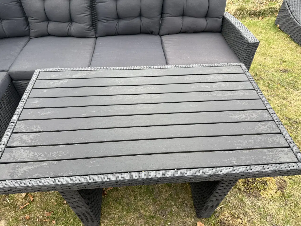 Billede 5 - Sort loungesæt med hjørnesofa og bord sælges