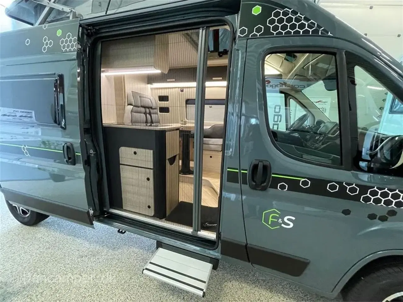Billede 5 - 2025 - Chausson F&S Line   Van som familiecamper med 5 selepladser, pop-up og masser af sovepladser på kun 5,99 m længde.