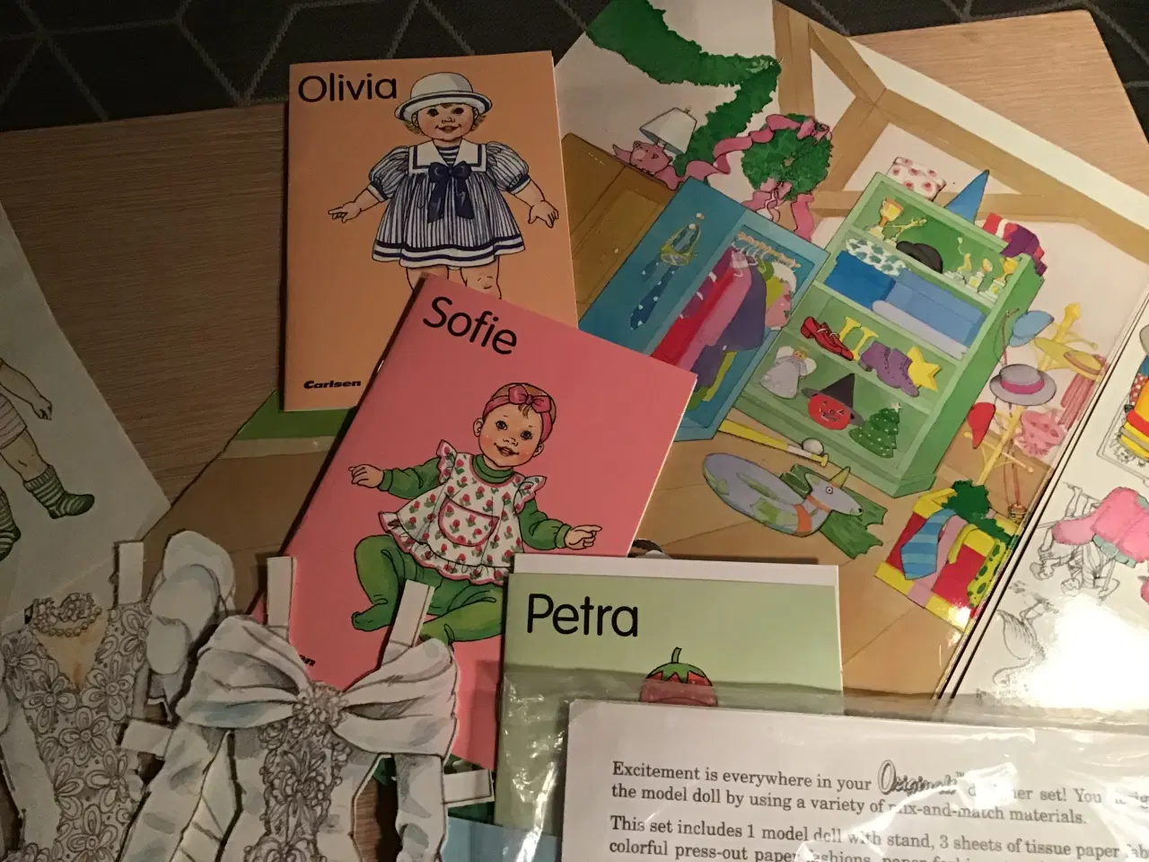 Billede 5 - Receptkuverter, servietter og påklædningsdukker