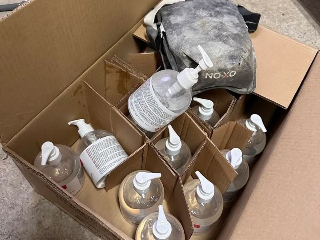 Billede 17 - Indhold på reoler af diverse håndværktøj, sikkerhedsdragter mv.