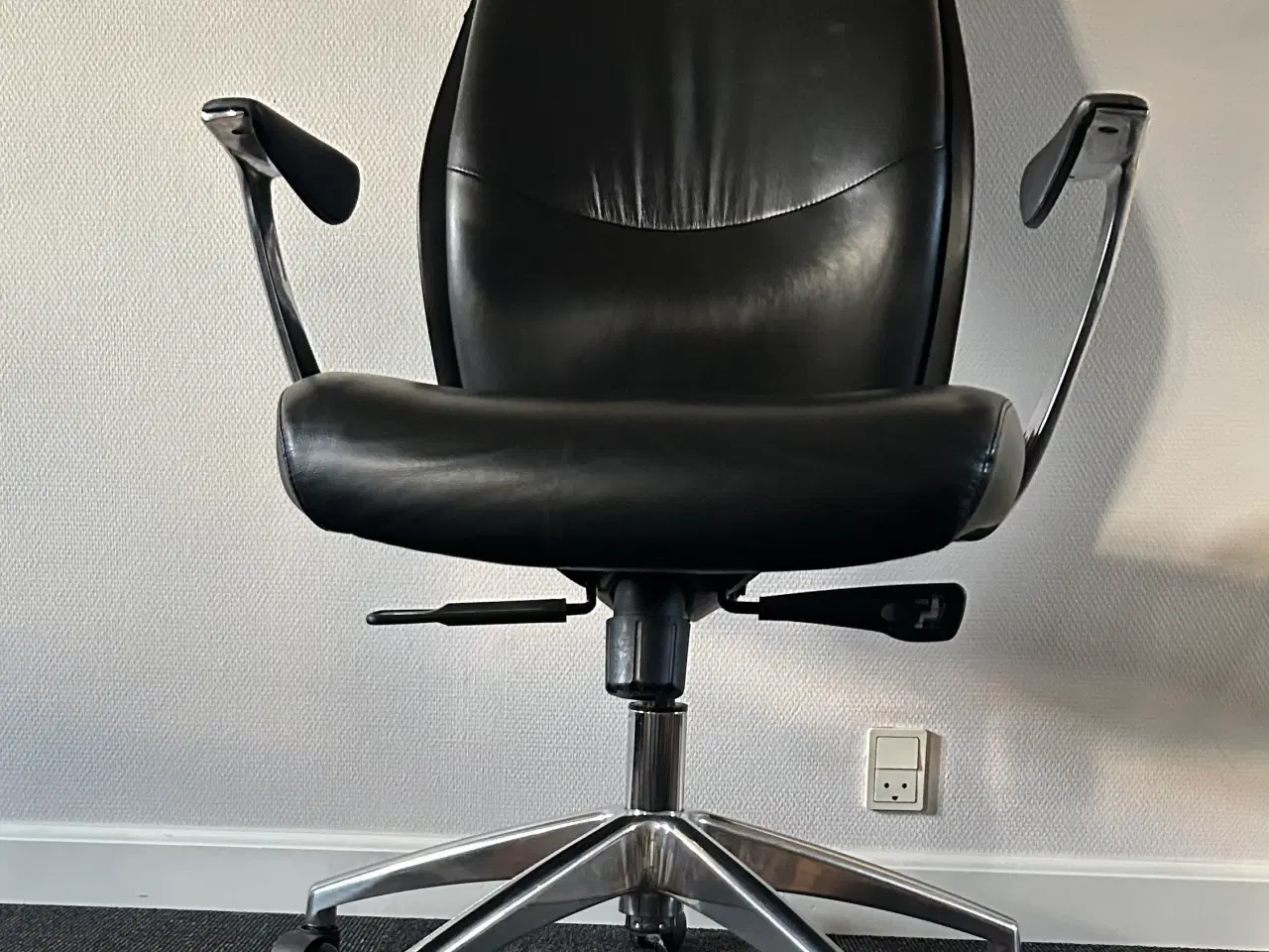 Billede 3 - Kvalitetskontorstol i sort skind. 
