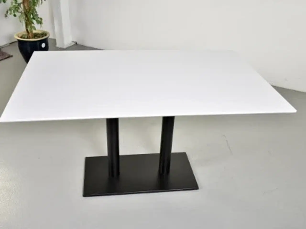 Billede 1 - Pedrali mødebord med hvid plade