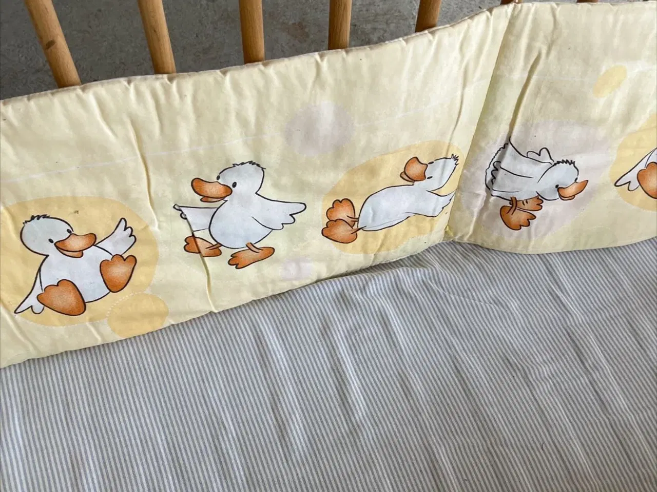 Billede 1 - Tremmeseng med madras og sengerand