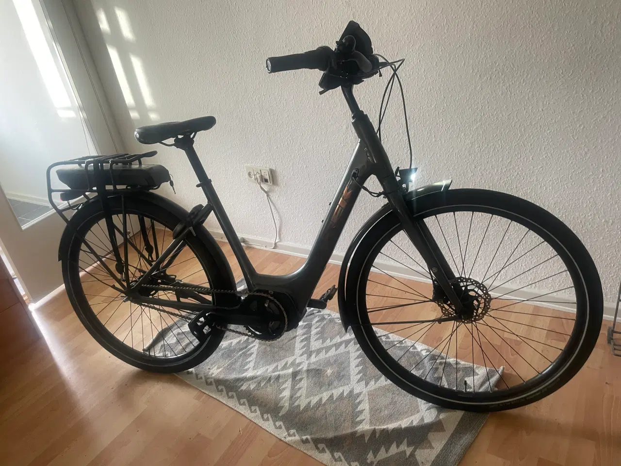 Billede 2 - Elcykel Trek District+ 1C - Grey L (500Wh) 