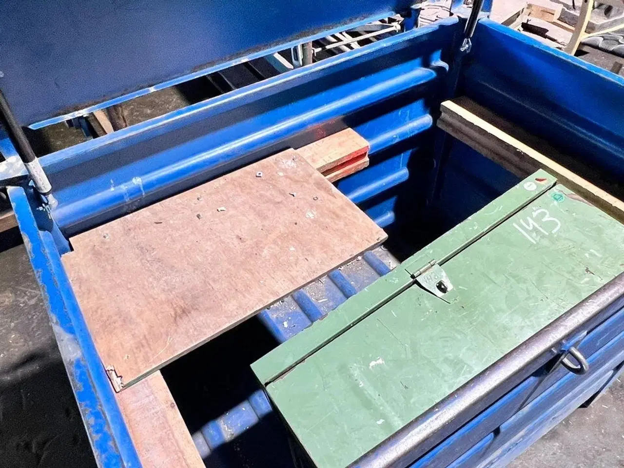 Billede 4 - Metalcontainer med indhold