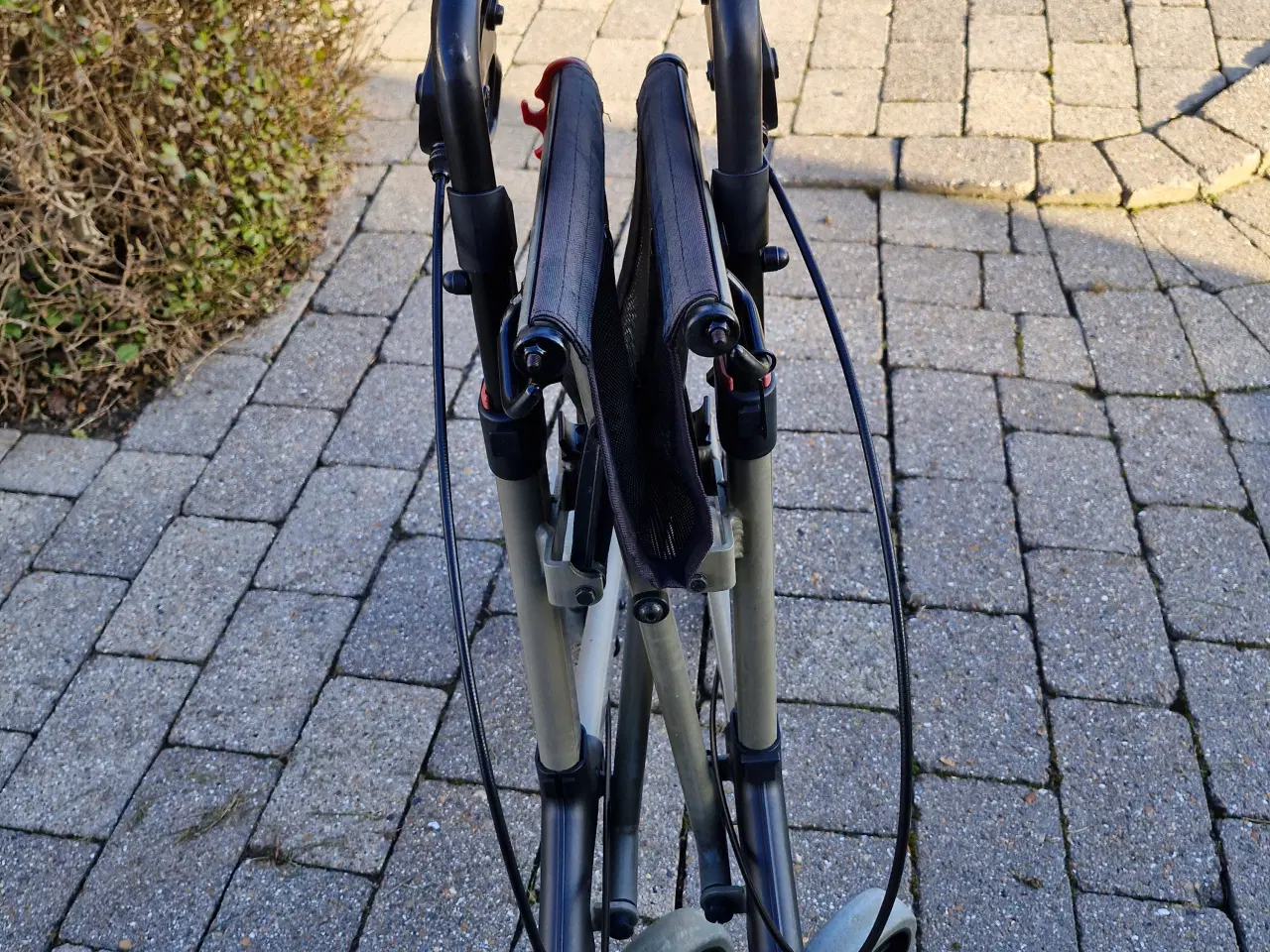 Billede 7 - MEGET VELHOLDT ALUMINIUMS LETVÆGTS-ROLLATOR 