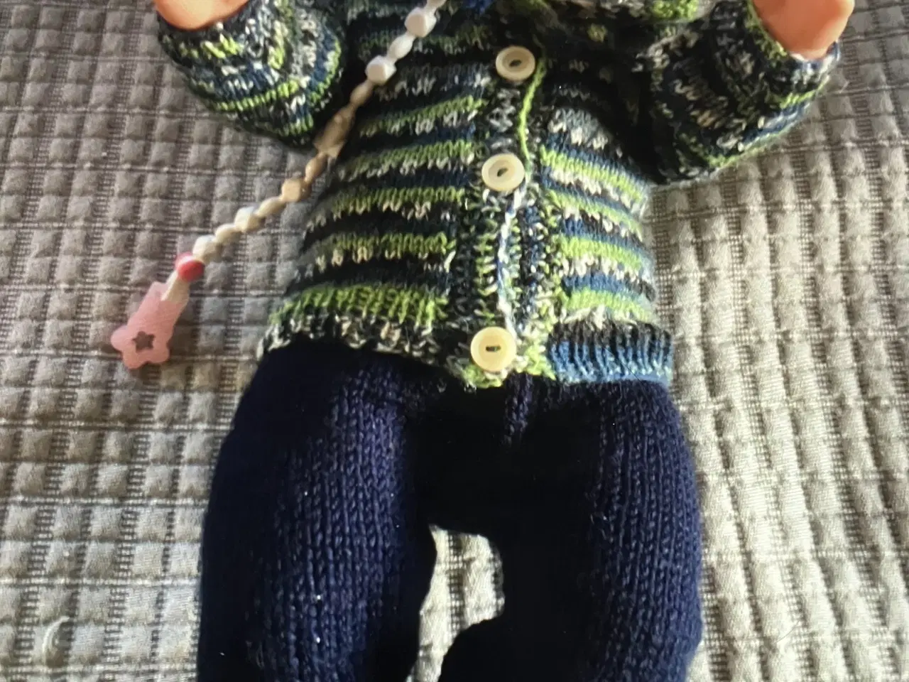 Billede 5 - 16 stk. dukketøj.. 5 kjoler, trøjer, gamacher mv. 