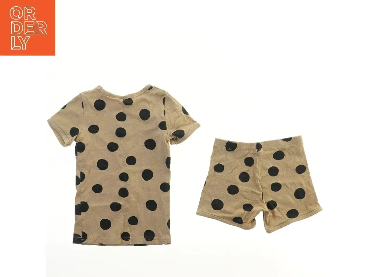 Billede 2 - Prikket sæt med T-shirt og shorts (str. 134)