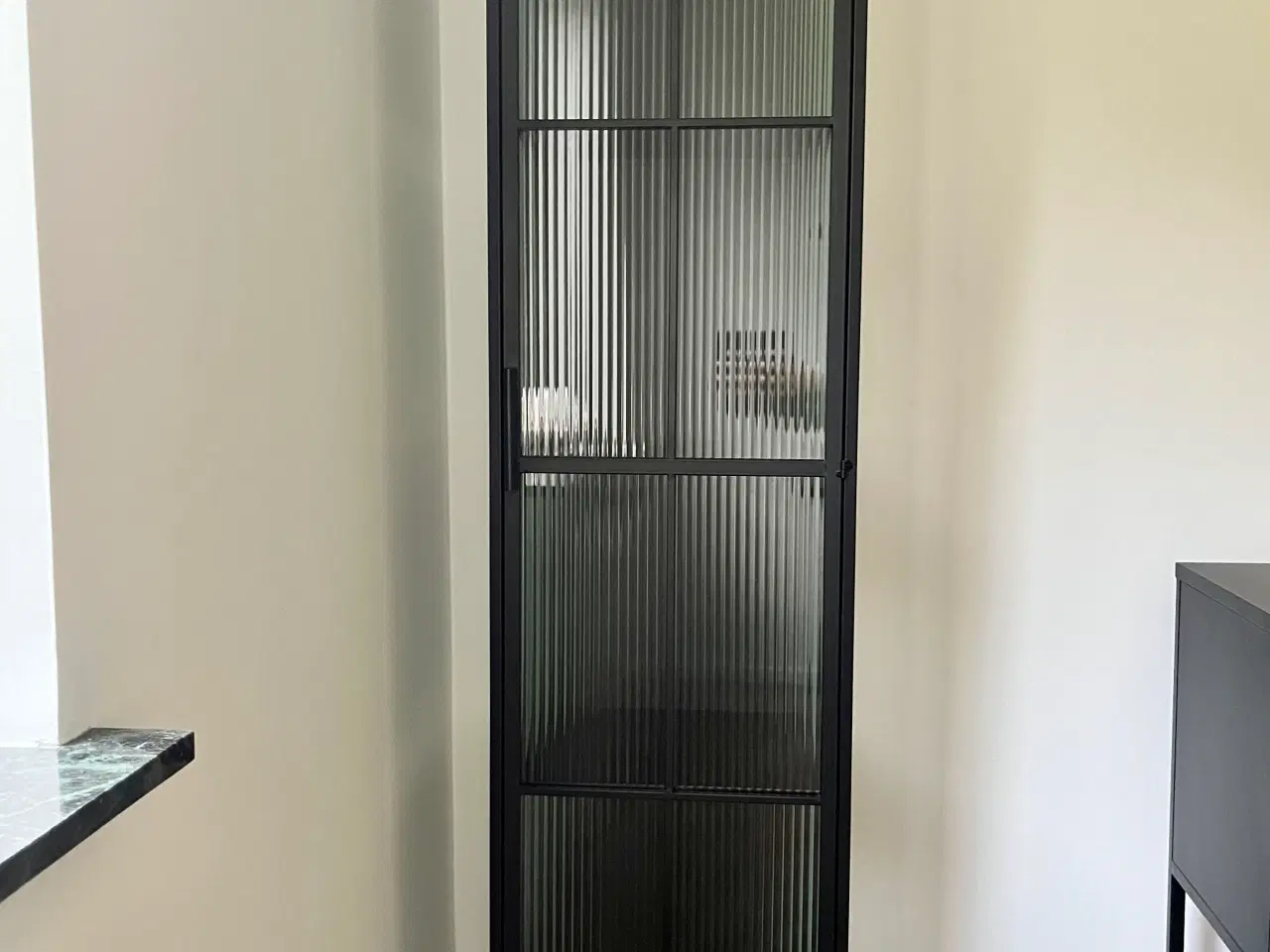Billede 2 - Vitrineskab sort metal og riflet glas 180 cm højt