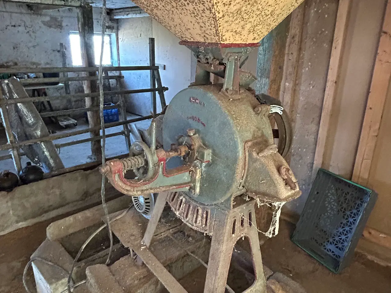 Billede 1 - Kornkværn med elmotor sælges