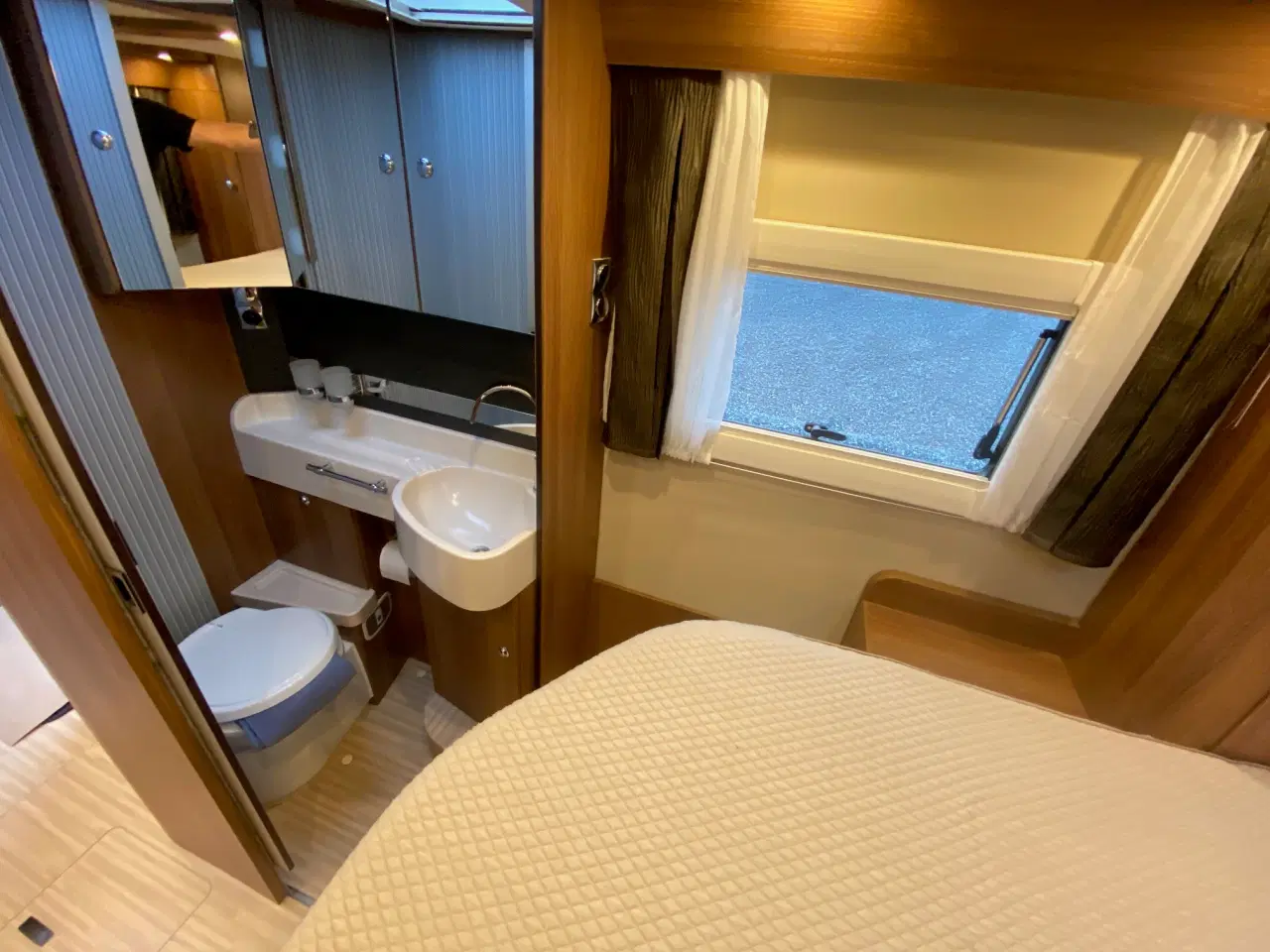 Billede 15 - Helintegreret lux camper , Queensbed, 3500kg, aut.