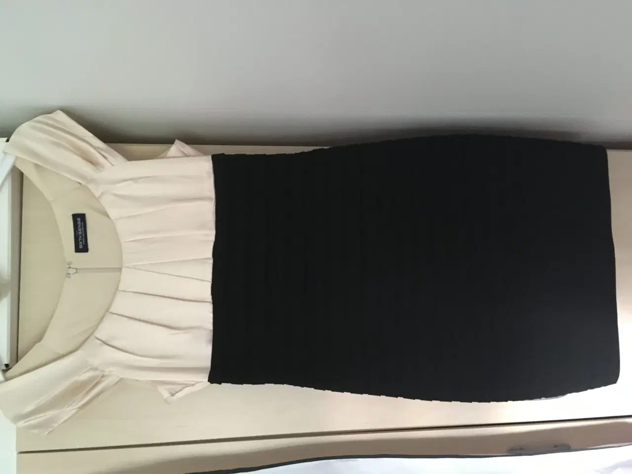 Billede 1 - Smart sort kjole med beige top