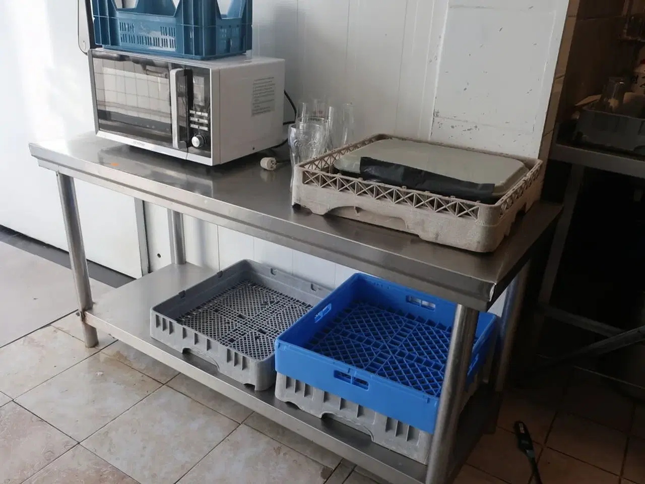 Billede 4 - Stålbord og microovn