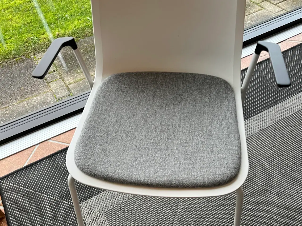 Billede 1 - Pato spisebordsstole i hvid med sorte armlæn